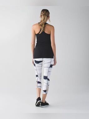 Lululemon True Self Crop Sz 8
Bleacher Stripe White Gray
Luon 23 Inseam A125